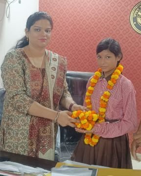 कौशाम्बी30सितम्बर25*मिशन शक्ति के तहत कक्षा 7 की इशिका केसरवानी बनी एक दिन की खण्ड शिक्षा अधिकारी*