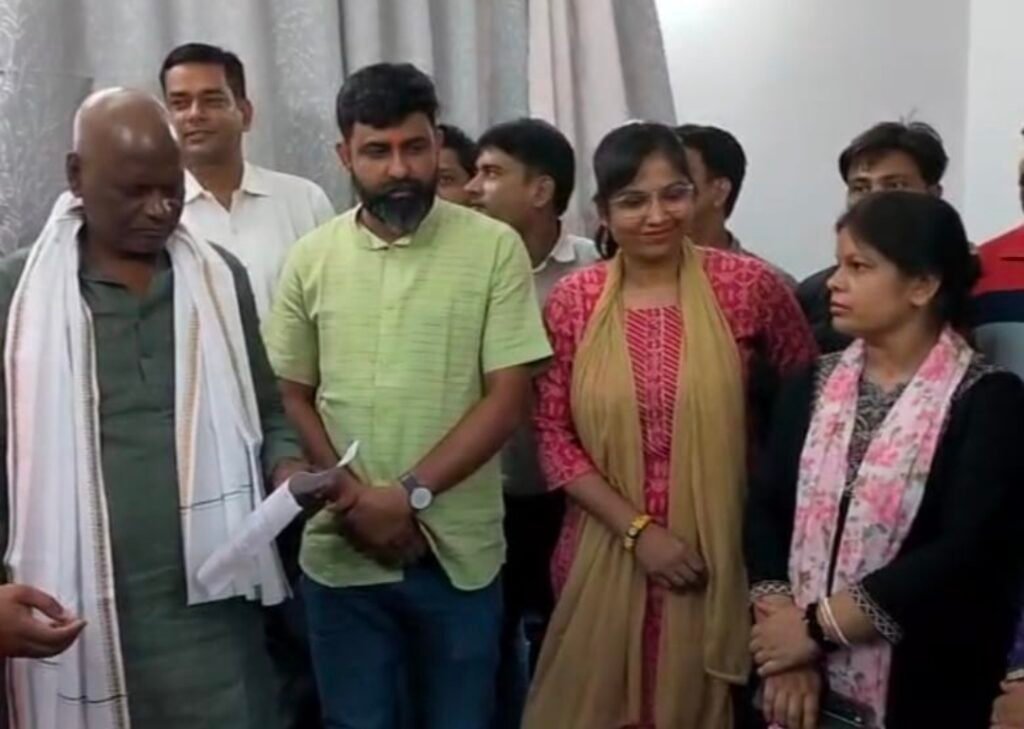 भागलपुर बिहार 03सितम्बर 2025*कार्यपालक सहायकों का 11 सूत्री मांग पत्र सांसद अजय मंडल को सौंपा*