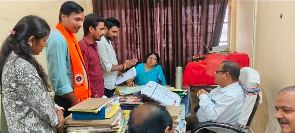 भागलपुर बिहार 03सितम्बर2025*पीजी नामांकन प्रक्रिया में लंबित स्नातक (Part-III) परिणामों के कारण छात्रों की बढ़ती चिंता – ABVP ने विश्वविद्यालय प्रशासन से की विशेष छूट की माँग* भागलपुर बिहार 03सितम्बर2025*पीजी नामांकन प्रक्रिया में लंबित स्नातक (Part-III) परिणामों के कारण छात्रों की बढ़ती चिंता – ABVP ने विश्वविद्यालय प्रशासन से की विशेष छूट की माँग*