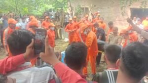 कौशाम्बी1अक्टूबर25*24 घंटे बाद कुएं से निकाली गई शिवबरन की लाश*