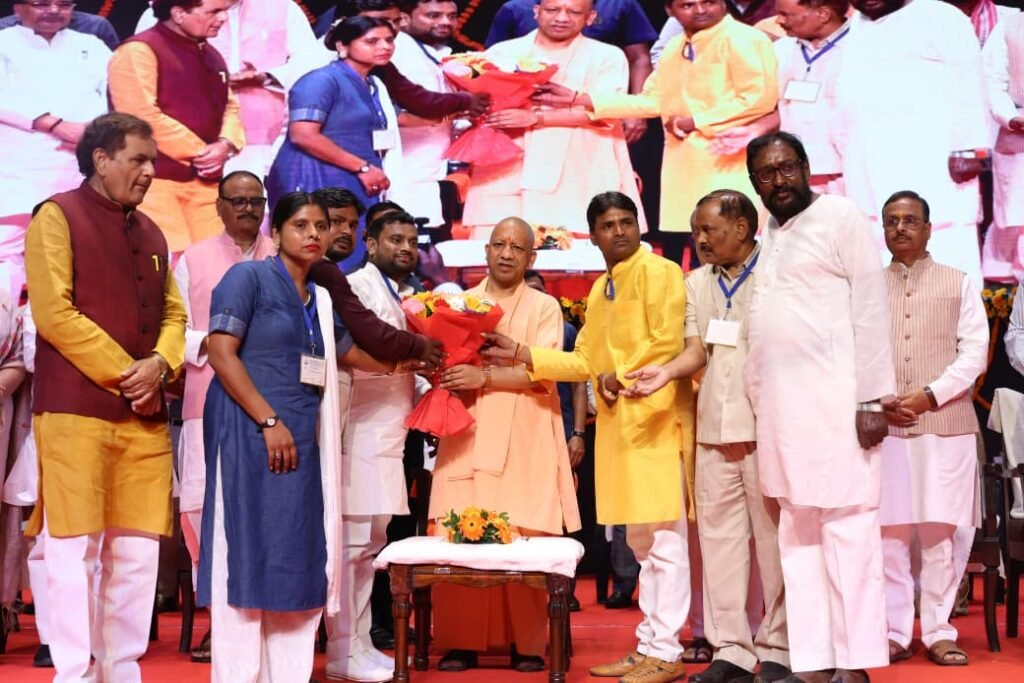 लखनऊ7अक्टूबर25*सफाई कर्मचारी के साथ अप्रिय घटना पर 35-40 लाख देने की करेंगे व्यवस्था: सीएम योगी*