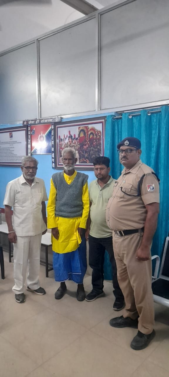 रोहतास16अक्टूबर25*पंजाब के भटके वरिष्ठ व्यक्ति को आरपीएफ ने परिजनों से मिलाया*