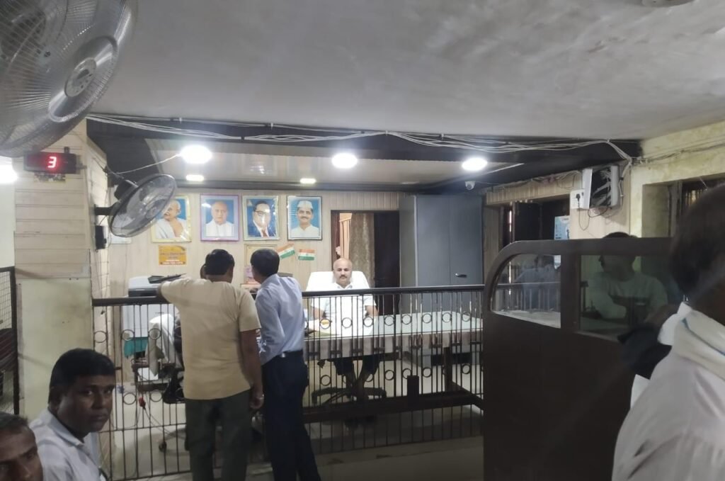 लखीमपुर खीरी24अक्टूबर25*सर्वर डाउन होने से नही हो पा रही जमीनों की रजिस्ट्री। लखीमपुर खीरी24अक्टूबर25*सर्वर डाउन होने से नही हो पा रही जमीनों की रजिस्ट्री।