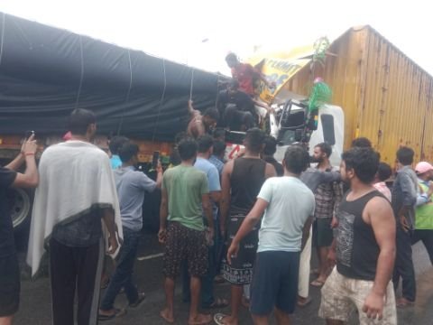 कौशाम्बी1अक्टूबर25*कन्टेनर में फंसे ड्राइवर को ग्रामीणों की मदद से निकाला गया बाहर*