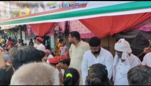 बाँदा1अक्टूबर25*सपा के युवा नेताओं ने पंडाल लगाकर बांटें बिस्कुट और पानी किया माता रानी की आरती वंदना।