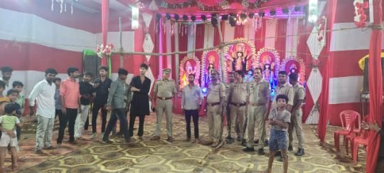 कौशाम्बी1अक्टूबर25*मूर्ति विसर्जन से पहले सभी दुर्गा पंडाल का संदीपन घाट थाना प्रभारी ने पुलिस बल के साथ किया निरीक्षण*