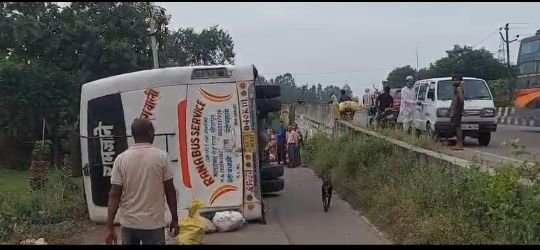 सुल्तानपुर3अक्टूबर25*बहराइच से मध्य प्रदेश पन्ना धाम जा रही श्रद्धालुओं से भरी बस लखनऊ वाराणसी फोरलेन पर पलटी, 35 यात्री घायल*