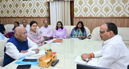 लखनऊ3अक्टूबर25*विधानसभा स्थित कार्यालय कक्ष में चिकित्सा शिक्षा, चिकित्सा स्वास्थ्य एवं परिवार कल्याण विभाग के अधिकारियों के साथ बैठक