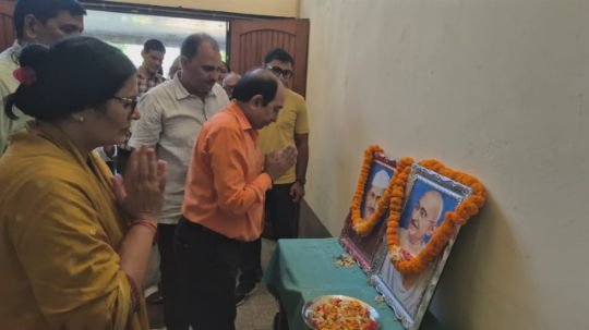 गाजीपुर3अक्टूबर25*गांधी एवं शास्त्री जयंती पर पी जी कालेज में किया गया नमन -