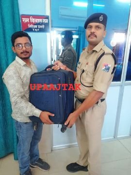रोहतास5अक्टूबर25*ट्रेन में यात्री का छूटा ट्रॉली बैग,आरपीएफ ने बरामद कर सही सलामत यात्री को लौटाया* रोहतास5अक्टूबर25*ट्रेन में यात्री का छूटा ट्रॉली बैग,आरपीएफ ने बरामद कर सही सलामत यात्री को लौटाया*