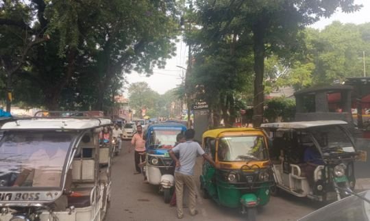 लखनऊ6अक्टूबर25*थाना गोमतीनगर क्षेत्र स्थित गोमतीनगर रेलवे स्टेशन के द्वार पर बैटरी रिक्शा और ऑटो रिक्शा का कब्जा..* लखनऊ6अक्टूबर25*थाना गोमतीनगर क्षेत्र स्थित गोमतीनगर रेलवे स्टेशन के द्वार पर बैटरी रिक्शा और ऑटो रिक्शा का कब्जा..*