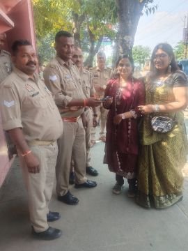 मथुरा-11अक्टूबर 2025*पुलिस कर्मी श्रद्धालु रूबी दास के फोन को तलाश कर सौंपते हुए मथुरा-11अक्टूबर 2025*पुलिस कर्मी श्रद्धालु रूबी दास के फोन को तलाश कर सौंपते हुए