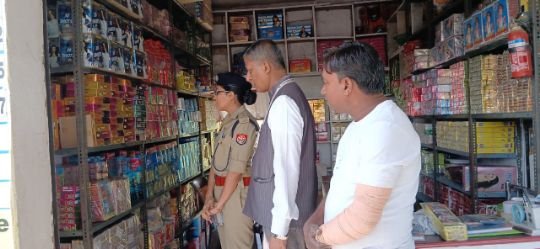 कानपुर देहात12अक्टूबर25*जिलाधिकारी व पुलिस अधीक्षक ने किया पटाखा दुकानों का निरीक्षण