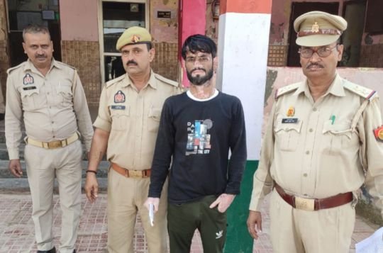 मथुरा 13 अक्टूबर 25*थाना रिफाइनरी पुलिस द्वारा एक व्यक्ति को किया गिरफ्तार, कब्जे से एक नाजायज चाकू बरामद* ।