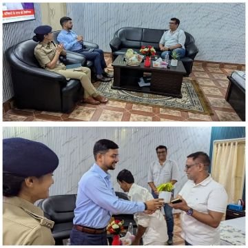 पूर्णिया बिहार 13 अक्टूबर 25*व्यय प्रेक्षक का जिला निर्वाचन अधिकारी सह जिलाधिकारी द्वारा हरित क्लस भेंट कर स्वागत किया गया।