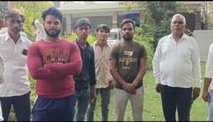 मथुरा15अक्टूबर2025*कर्ज में डूबे किसान ने पेड़ से लटक कर की खुदकुशी*