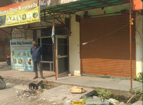 मथुरा 16 अक्टूबर 2025 द अंपायर पार्क में ना नाली की सफाई कचरे के देर से बदबू लोग परेशान