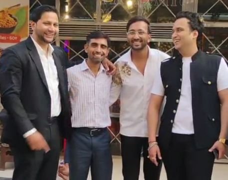 मेरठ18अक्टूबर25*यशराज गुप्ता के नए पीआईं भारत क्लॉथिंग स्टोर के उद्घाटन अवसर पर पहुंची, मेरठ व्यापार मंडल टीम