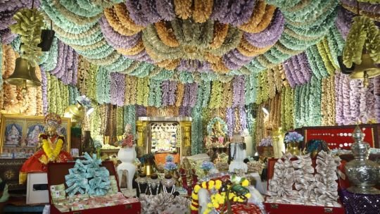 रतलाम18अक्टूबर25*करोड़ों रुपये के गहनों और नोटों से सजा रतलाम में माता महालक्ष्मी का मंदिर,