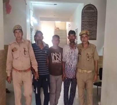 मथुरा 21 अक्टूबर 25*थाना कोतवाली पुलिस द्वारा मंदिर मे चोरी करने वाले 03 शातिर चोरो को किया गिरफ्तार।* मथुरा 21 अक्टूबर 25*थाना कोतवाली पुलिस द्वारा मंदिर मे चोरी करने वाले 03 शातिर चोरो को किया गिरफ्तार।*