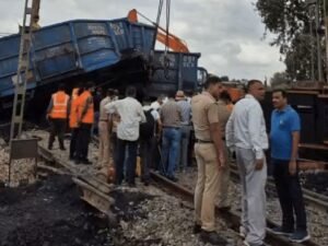 मथुरा22अक्टूबर25*दिल्ली-मथुरा रेल मार्ग पर मालगाड़ी के 13 डिब्बे पटरी से उतरे। मथुरा22अक्टूबर25*दिल्ली-मथुरा रेल मार्ग पर मालगाड़ी के 13 डिब्बे पटरी से उतरे।