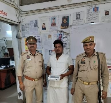 मथुरा 24 अक्टूबर 25*थाना वृन्दावन पुलिस द्वारा एक अभियुक्त को किया गिरफ्तार, कब्जे से एक चोरी का फोन व एक नाजायज चाकू बरामद ।*