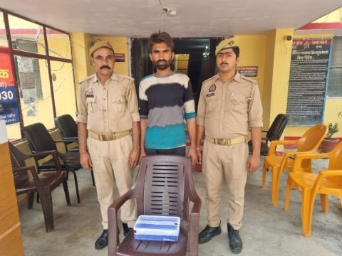 बाँदा24अक्टूबर25* अवैध तमंचा लेकर पिता को धमकाने वाले पुत्र को पिता की शिकायत पर अवैध तमंचा व कारतूस के साथ किया गया गिरफ्तार* बाँदा24अक्टूबर25* अवैध तमंचा लेकर पिता को धमकाने वाले पुत्र को पिता की शिकायत पर अवैध तमंचा व कारतूस के साथ किया गया गिरफ्तार*