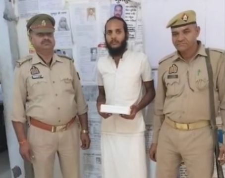 मथुरा 24 अक्टूबर 25*थाना वृन्दावन पुलिस द्वारा एक अभियुक्त को किया गिरफ्तार।* मथुरा 24 अक्टूबर 25*थाना वृन्दावन पुलिस द्वारा एक अभियुक्त को किया गिरफ्तार।*