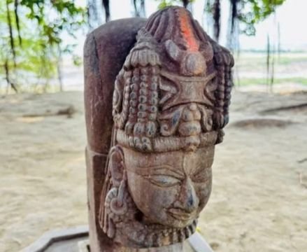 वाराणसी24अक्टूबर25*वाराणसी के गंगा तट पर मिला दुर्लभ एकमुखी शिवलिंग:* वाराणसी24अक्टूबर25*वाराणसी के गंगा तट पर मिला दुर्लभ एकमुखी शिवलिंग:*