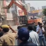 मेरठ25अक्टूबर25*प्रशासन के बुलडोजर एक्शन से पहले कारोबारी अपनी दुकानों के सामने बैठकर फूट-फूटकर रोने लगे