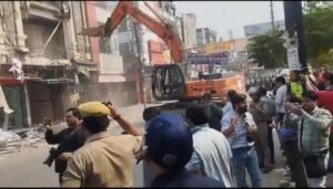 मेरठ25अक्टूबर25*प्रशासन के बुलडोजर एक्शन से पहले कारोबारी अपनी दुकानों के सामने बैठकर फूट-फूटकर रोने लगे मेरठ25अक्टूबर25*प्रशासन के बुलडोजर एक्शन से पहले कारोबारी अपनी दुकानों के सामने बैठकर फूट-फूटकर रोने लगे