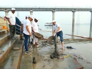 वाराणसी25अक्टूबर25*" डाला छठ के पूर्व गंगा घाटों पर फैली गंदगी को किया साफ " वाराणसी25अक्टूबर25*" डाला छठ के पूर्व गंगा घाटों पर फैली गंदगी को किया साफ "