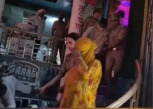 मथुरा25अक्टूबर25*सीओ सिटी आसना चौधरी ने देर रात एक स्पा सेंटर पर छापा मारा। मथुरा25अक्टूबर25*सीओ सिटी आसना चौधरी ने देर रात एक स्पा सेंटर पर छापा मारा।