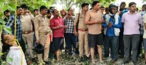 मैनपुरी26अक्टूबर25*20 वर्षीय युवक ने कंज के पेड़ पर अज्ञात कारणों के चलते लगाई फांसी। मैनपुरी26अक्टूबर25*20 वर्षीय युवक ने कंज के पेड़ पर अज्ञात कारणों के चलते लगाई फांसी।