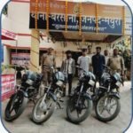 मथुरा 26 अक्टूबर 25* 03 अभियुक्तगण को 04 चोरी की मोटरसाइकिल व 02 अवैध चाकू सहित किया गिरफ्तार ।*