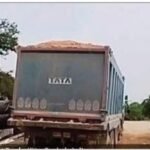 हमीरपुर30अक्टूबर25*जाम के झाम से परेशान हुआ ग्रामीण क्षेत्र सड़कों पर मौत बनकर दौड़ रहे ओवरलोड ट्रक कर रहे ग्रामीण मार्गो को जर्जर*