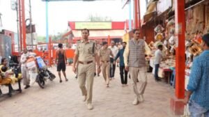 मथुरा 30 अक्टूबर 25 *मथुरा जिलाधिकारी एवं वरिष्ठ पुलिस अधीक्षक द्वारा बांके बिहारी मंदिर के आसपास पैदल गस्त*