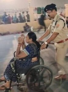 अयोध्या30अक्टूबर25*एसपी ग्रामीण ने खुद बढ़कर व्हीलचेयर से कराया मार्ग पार,श्रद्धालुओं ने सराहा पुलिस की सेवा भावना* अयोध्या30अक्टूबर25*एसपी ग्रामीण ने खुद बढ़कर व्हीलचेयर से कराया मार्ग पार,श्रद्धालुओं ने सराहा पुलिस की सेवा भावना*