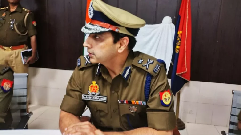आगरा2अक्टूबर25*भ्रष्टाचारी पुलिसकर्मी जाएंगे जेल, हेल्पलाइन नंबर पर करें शिकायत