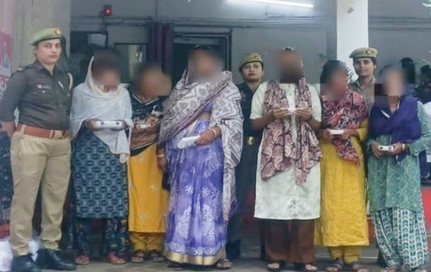 लखनऊ2नवम्बर25*UP की राजधानी लखनऊ में पुलिस ने लुटेरी गैंग को पकड़ा है। लखनऊ2नवम्बर25*UP की राजधानी लखनऊ में पुलिस ने लुटेरी गैंग को पकड़ा है।