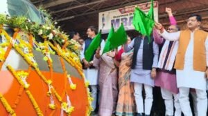 बांदा9 नवम्बर25*बाॅदा रेलवे स्टेशन में हरी झंडी दिखाकर रवाना की गई बनारस टू खजुराहो वंदे भारत ट्रेन