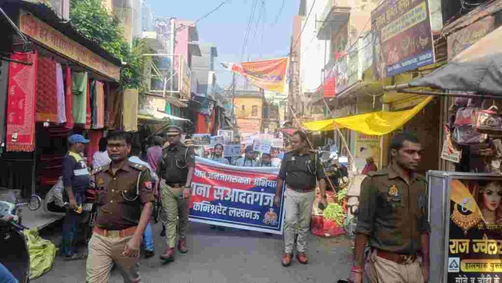 लखनऊ 10 नवंबर 25*लखनऊ पुराने लखनऊ मे यातायात नियामों से लोगो किया जागरूक लखनऊ 10 नवंबर 25*लखनऊ पुराने लखनऊ मे यातायात नियामों से लोगो किया जागरूक