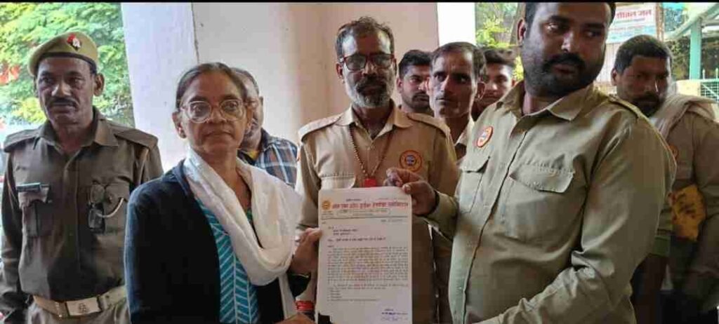 सुल्तानपुर 10नवम्बर 25*टैक्सी चालकों ने दबंगो पर अवैध वसूली का लगाया आरोप* सुल्तानपुर 10नवम्बर 25*टैक्सी चालकों ने दबंगो पर अवैध वसूली का लगाया आरोप*