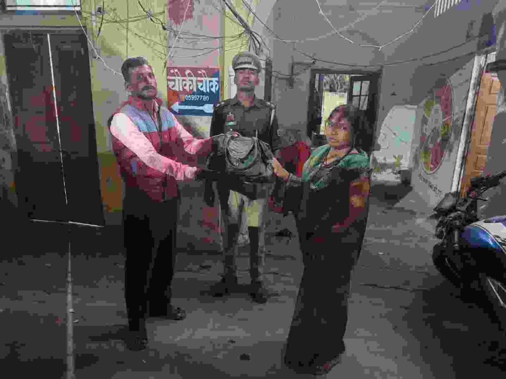 अयोध्या11/11/2025*अयोध्या पुलिस का सराहनीय कार्य। ई-रिक्शा में महिला का छूटा पर्स कराया वापस अयोध्या11/11/2025*अयोध्या पुलिस का सराहनीय कार्य। ई-रिक्शा में महिला का छूटा पर्स कराया वापस