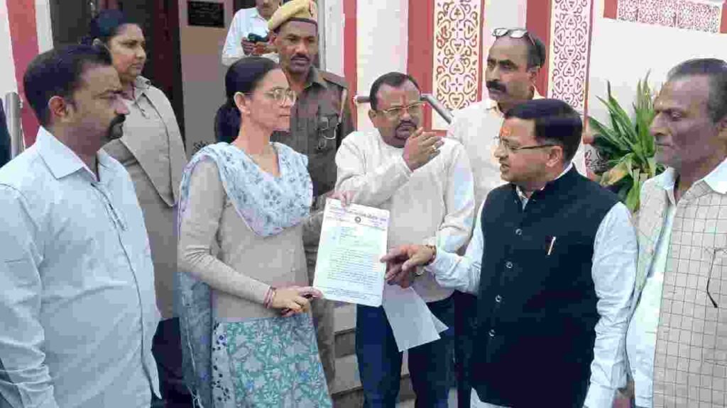 सुल्तानपुर 12/11/2025*अवैध टैक्सी स्टैंड पर गरजी राष्ट्रीय गौ रक्षा वाहिनी — सुल्तानपुर 12/11/2025*अवैध टैक्सी स्टैंड पर गरजी राष्ट्रीय गौ रक्षा वाहिनी —