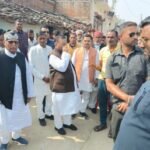 बांदा16/11/25*युवक की हत्या के मामले में पूर्व मंत्री स्वामी प्रसाद मौर्य ने पीड़ित परिवार से की मुलाकात*