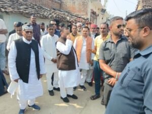 बांदा16/11/25*युवक की हत्या के मामले में पूर्व मंत्री स्वामी प्रसाद मौर्य ने पीड़ित परिवार से की मुलाकात*