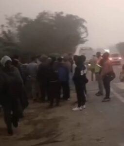 हरदोई 23/11/25*पिहानी के जहानीखेडा में नेपाली बस और एंबुलेंस में भिड़ंत, बेटे का इलाज करने जा रही मां की मौत