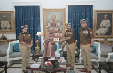 लखनऊ23/11/25*पुलिस झंडा दिवस के अवसर पर पुलिस महानिदेशक ई.ओ.डब्ल्यू. उत्तर प्रदेश नीरा रावत ने राजयपाल को फ्लैग लगाया लखनऊ23/11/25*पुलिस झंडा दिवस के अवसर पर पुलिस महानिदेशक ई.ओ.डब्ल्यू. उत्तर प्रदेश नीरा रावत ने राजयपाल को फ्लैग लगाया