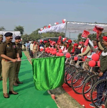 कौशाम्बी 24/11/25*एसपी ने 107 ग्राम प्रहरियों चौकीदारों को साइकिल व साफा बांटकर बढ़ाया मनोबल*